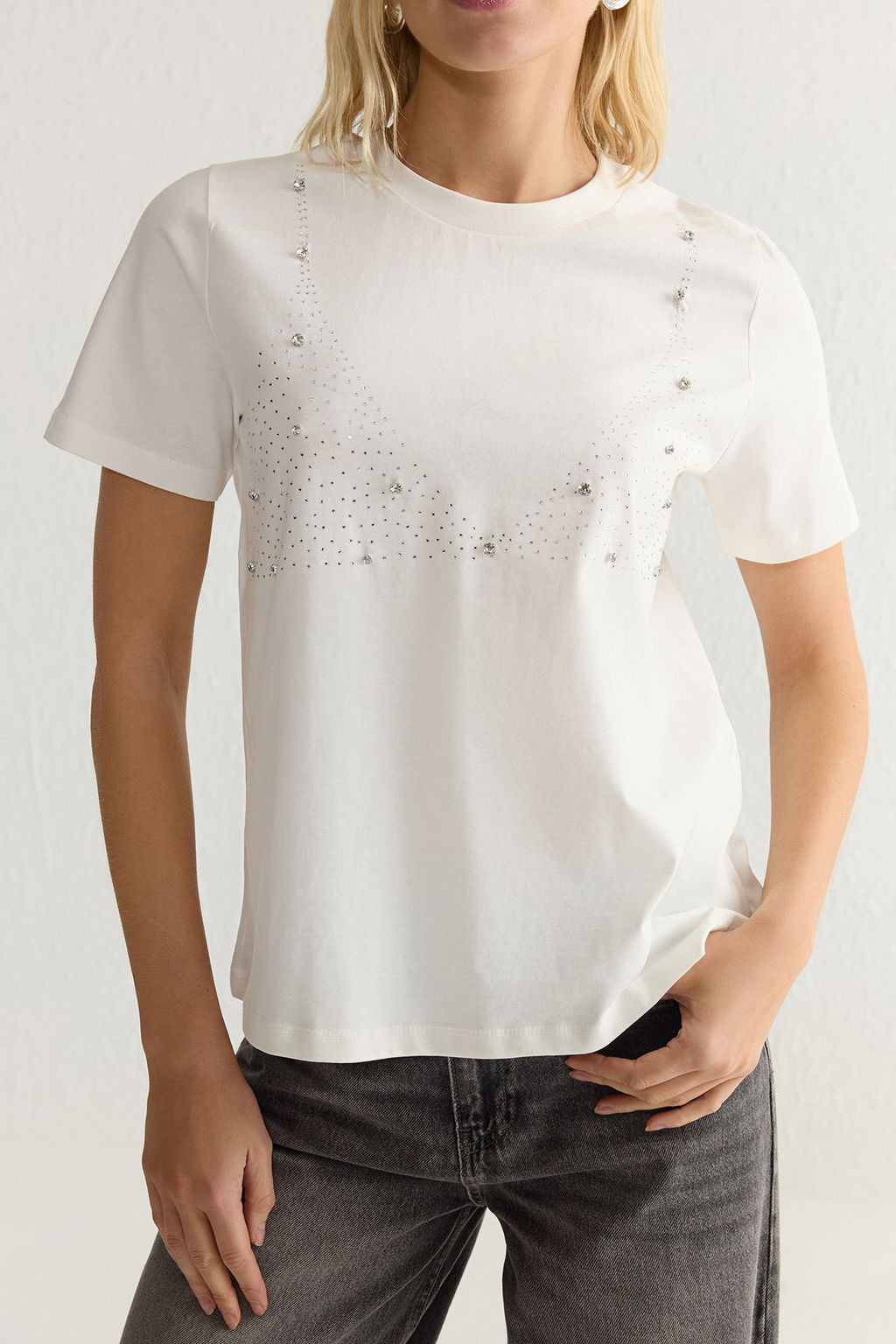 TRENDYOLMILLA Ekru %100 Pamuk Regular/Normal Kal?p Tas Detayl? Orme T-Shirt TWOSS25TS00016  фото 5