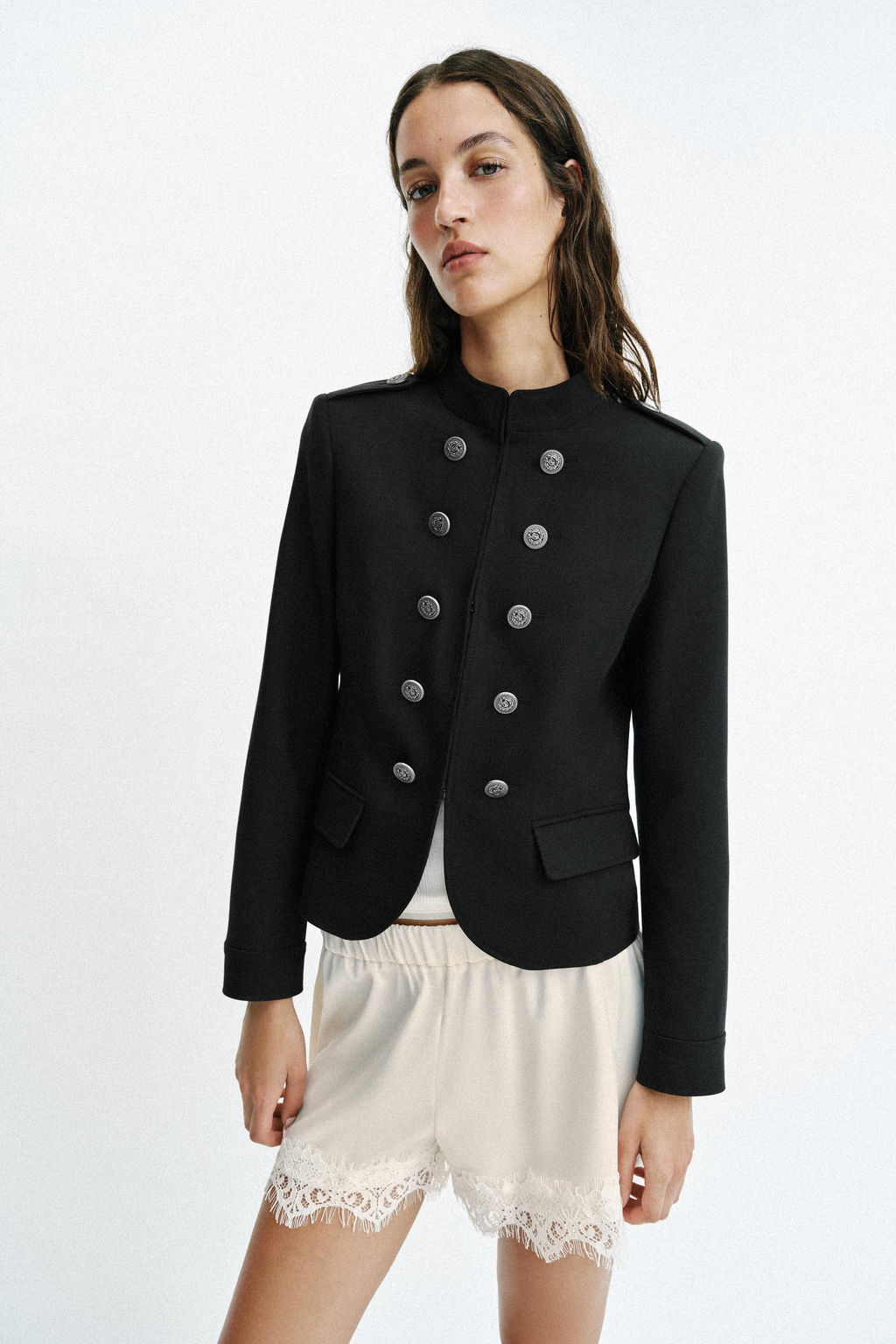 CHAQUETA ENTALLADA BOTONES HOMBRERAS / Negro