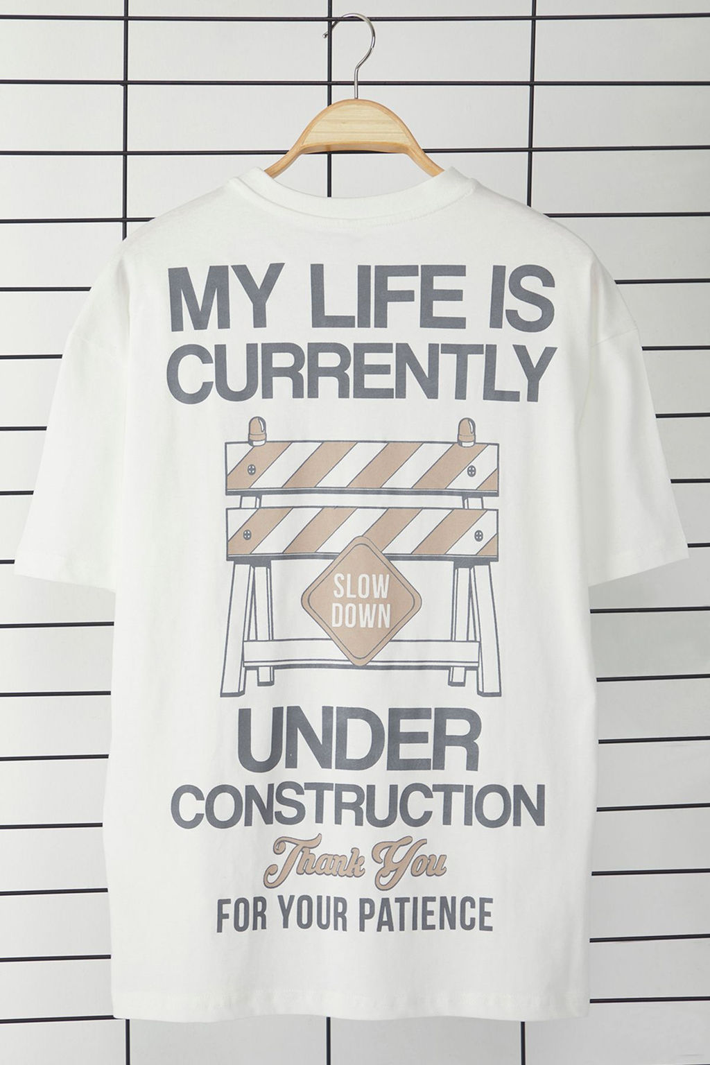 TRENDYOL MAN Ekru Oversize/Genis Kesim %100 Pamuklu Bask?l? T-Shirt TMNSS25TS00114