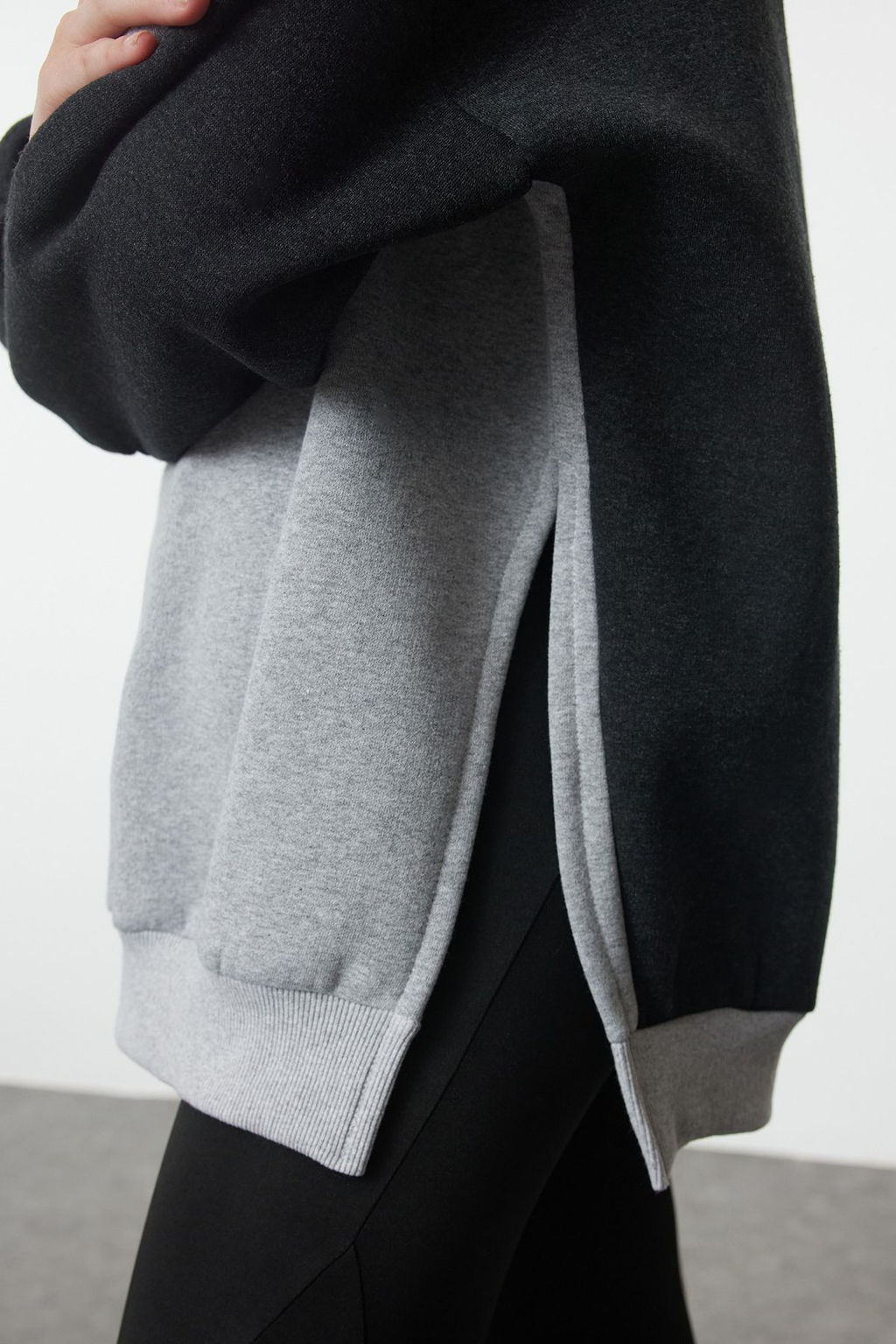 Antrasit Pamuklu Renk Bloklu Genis Kal?p Ici Polarl? Orme Spor Sweatshirt TWOSS22SW0074