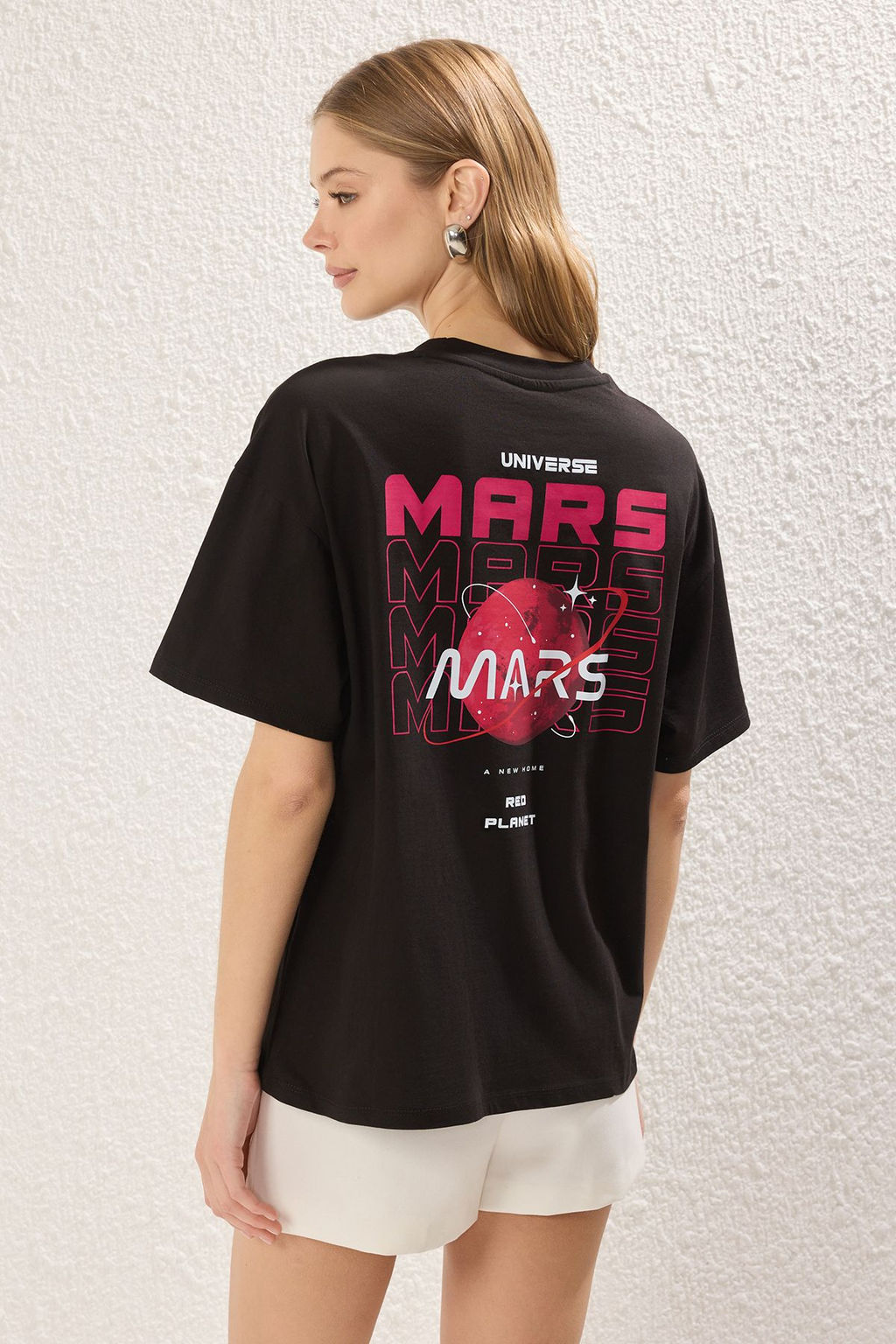 TRENDYOLMILLA Siyah %100 Pamuk Galaksi On Arka Bask?l? Oversize/Genis Kal?p Orme T-Shirt TWOSS25TS00151 фото 6