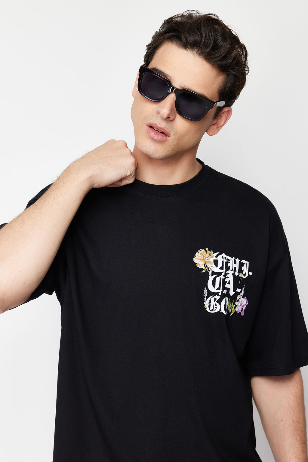 Siyah Oversize/Genis Kesim Chicago Sehir Bask?l? %100 Pamuklu K?sa Kol T-Shirt TMNSS24TS00167 - Trendyolmilla фото 2