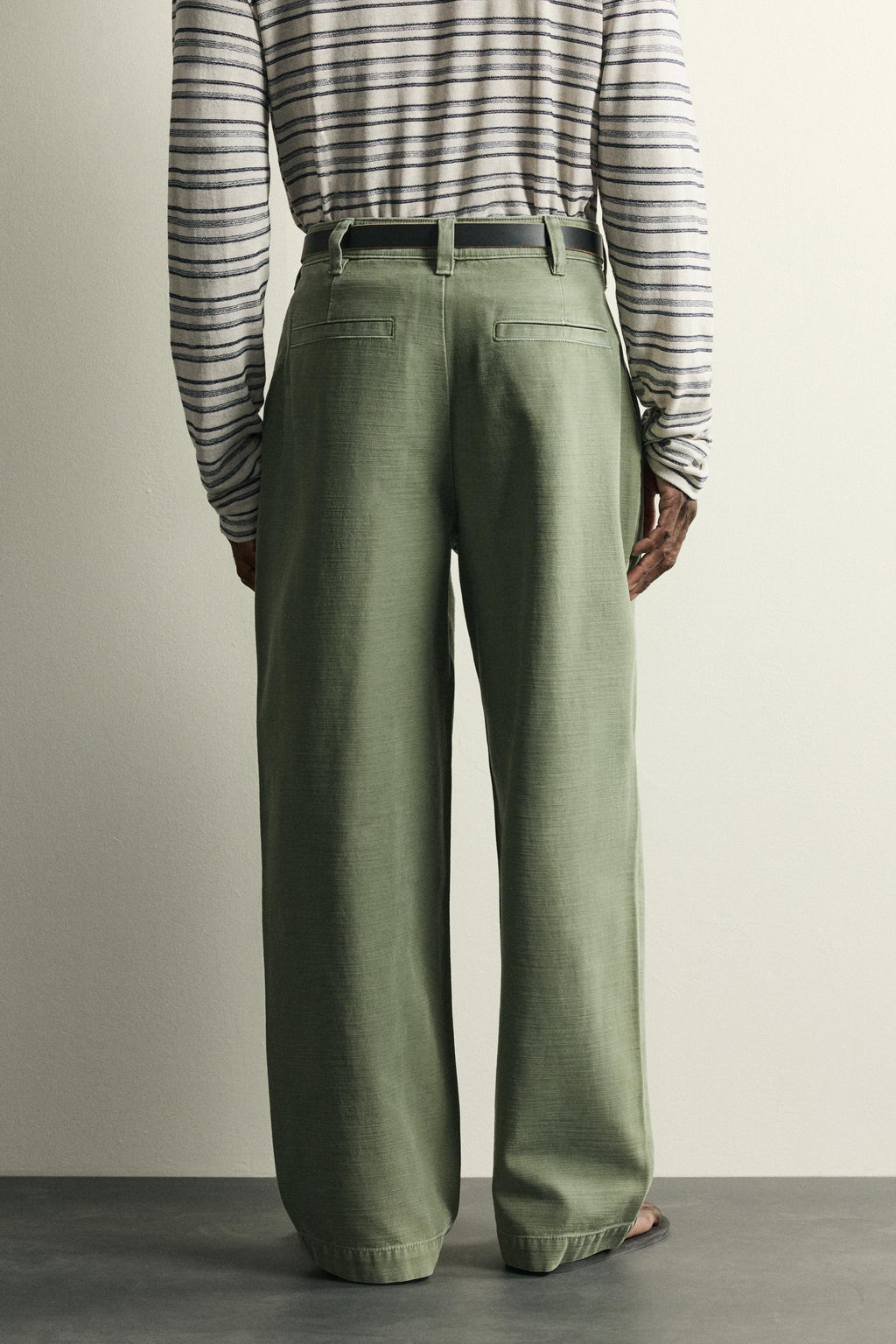 PANTAL?N CHINO BAGGY FIT PLIEGUES / Verde medio