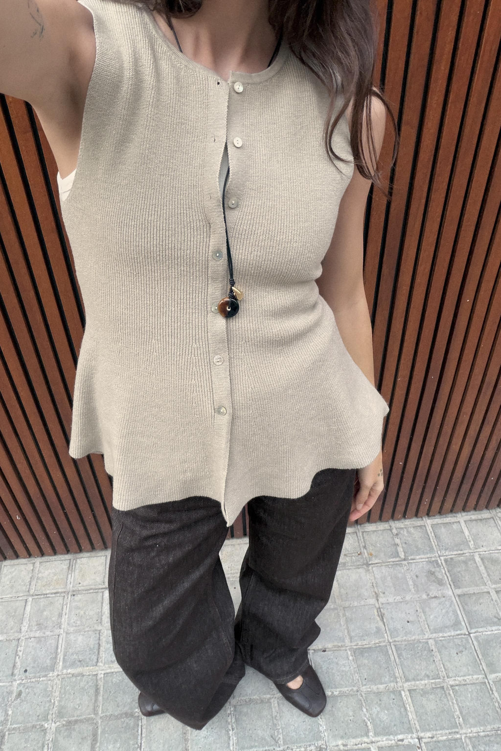 TOP RIB PEPLUM BOTONES / Crudo medio