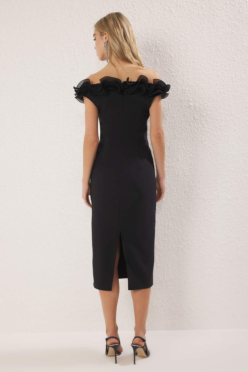Trendyolmilla Siyah Vucuda Oturan Carmen Yaka F?rf?rl? Dokuma Midi Elbise TPRSS25EL00298