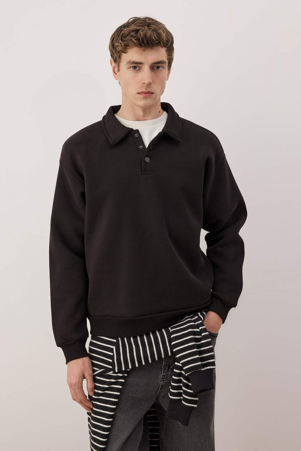 Siyah Yeni Oversize/Genis Kesim Soft Kalite Ici Polarl? Polo Yaka Sweatshirt TMNAW26SW00004 - Trendyolmilla фото 2