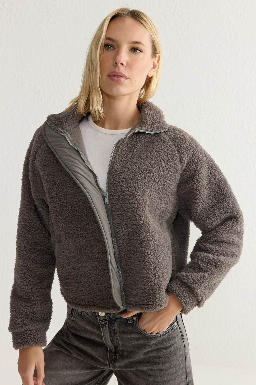 TRENDYOLMILLA Tas Pelus Regular/Normal Kal?p Dokuma Garnili Fermuarl? Kal?n Orme Sweatshirt TWOAW25SW00139  фото 7