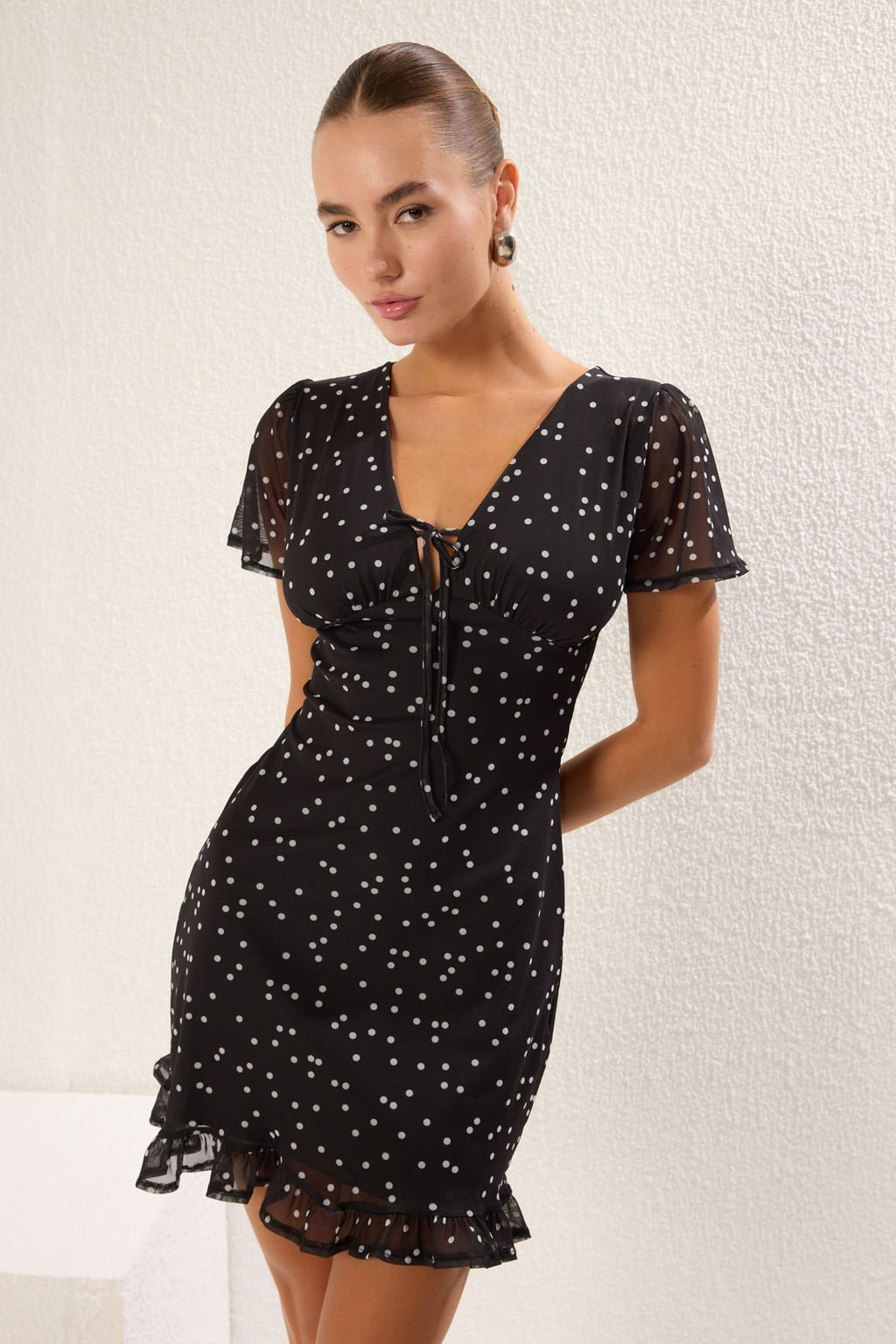 TRENDYOLMILLA Siyah Puantiyeli Midi Tul Fitted/Vucuda Oturan Baglama Detayl? Orme Elbise TWOSS25EL00243 фото 2