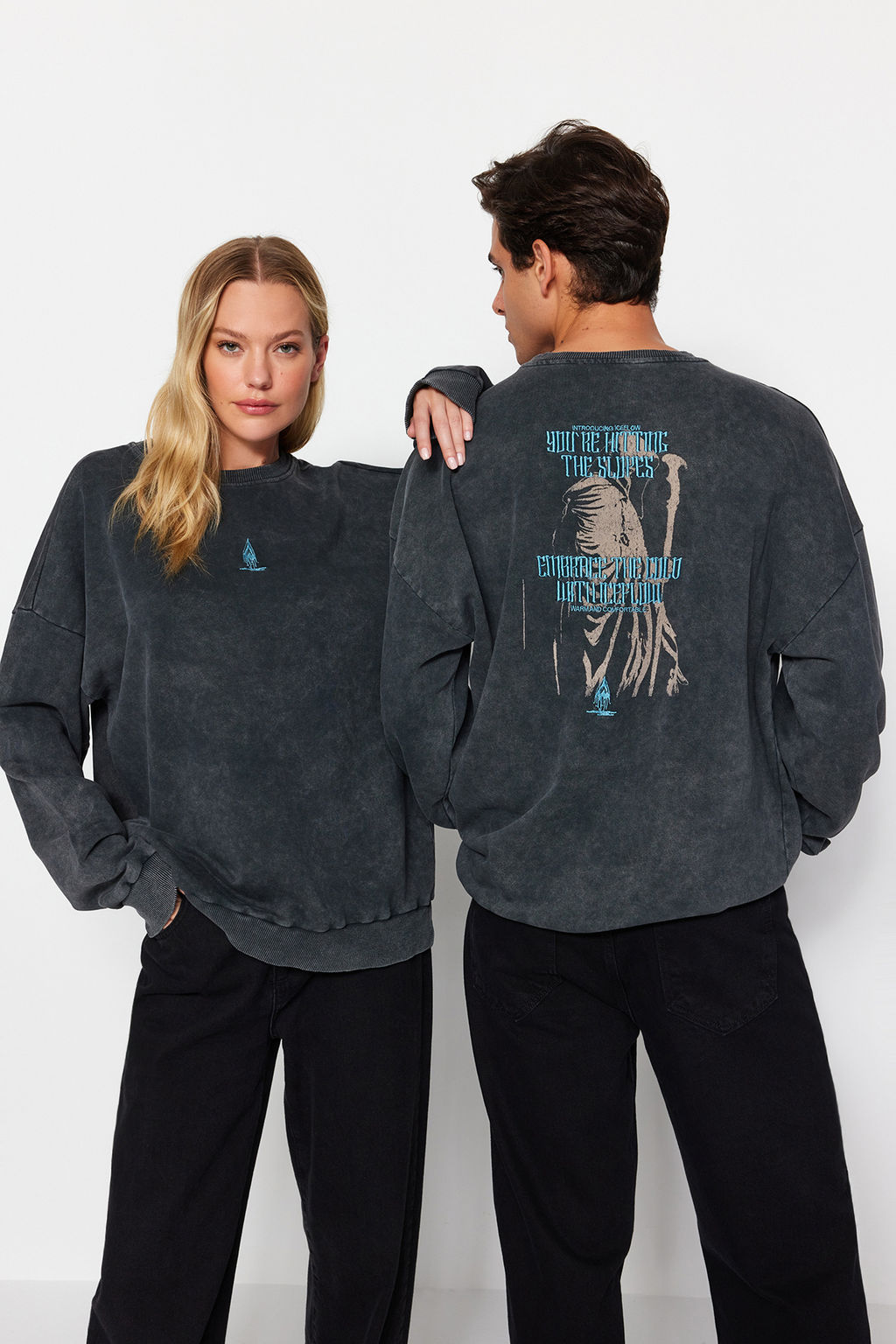TRENDYOL MAN Antrasit Oversize/Genis Kesim %100 Pamuk Soluk Efektli Mistik Temal? Sweatshirt TMNAW24SW00189