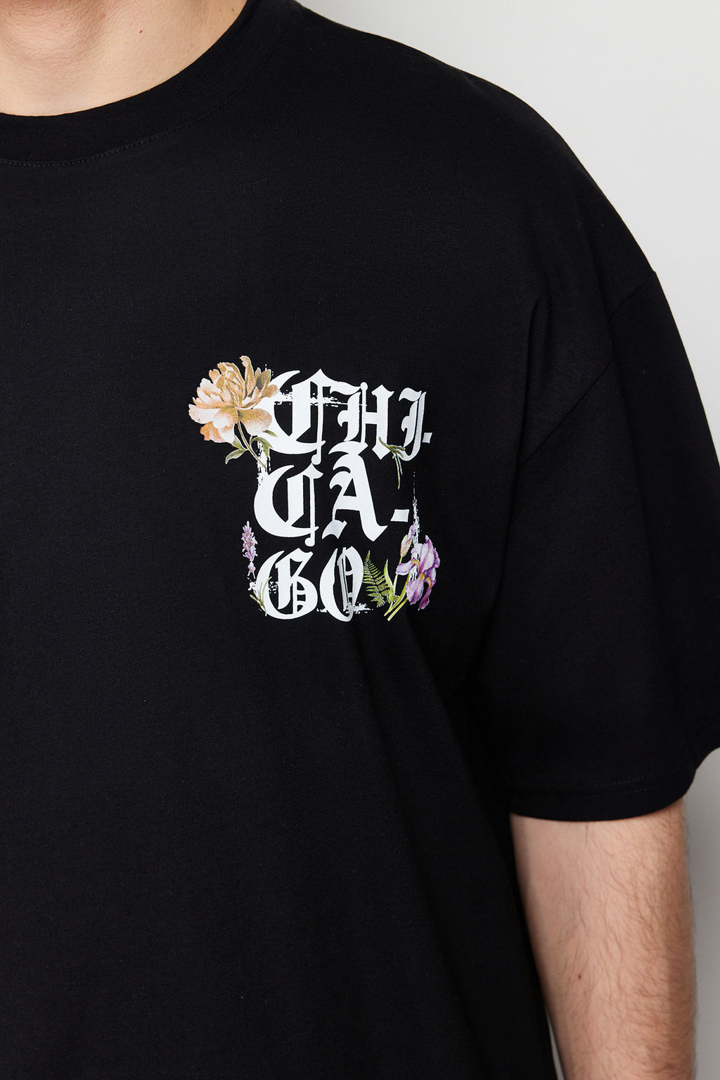 Siyah Oversize/Genis Kesim Chicago Sehir Bask?l? %100 Pamuklu K?sa Kol T-Shirt TMNSS24TS00167 - Trendyolmilla фото 4