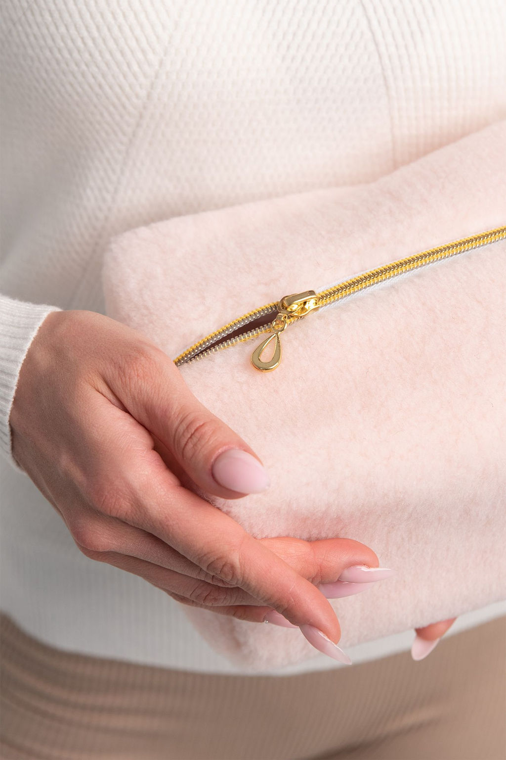 Косметичка меховая Тедди пудра