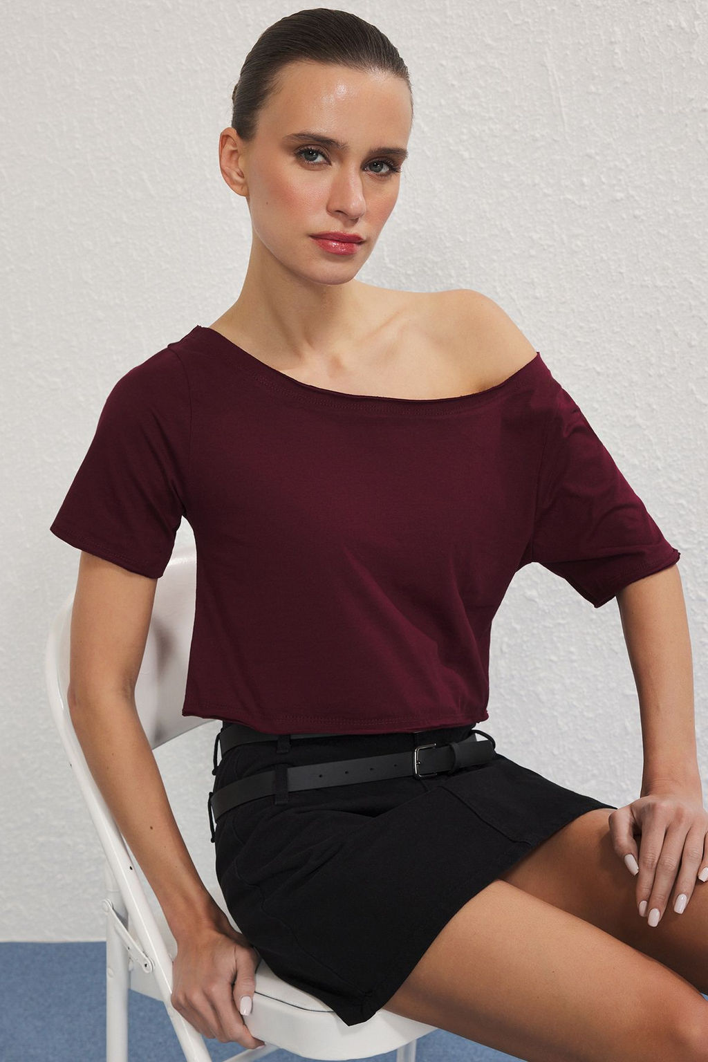 Trendyolmilla Siyah-Beyaz 2li Paket %100 Pamuk Asimetrik Kay?k Yaka Crop Orme T-Shirt TWOSS25TS00194  фото 5