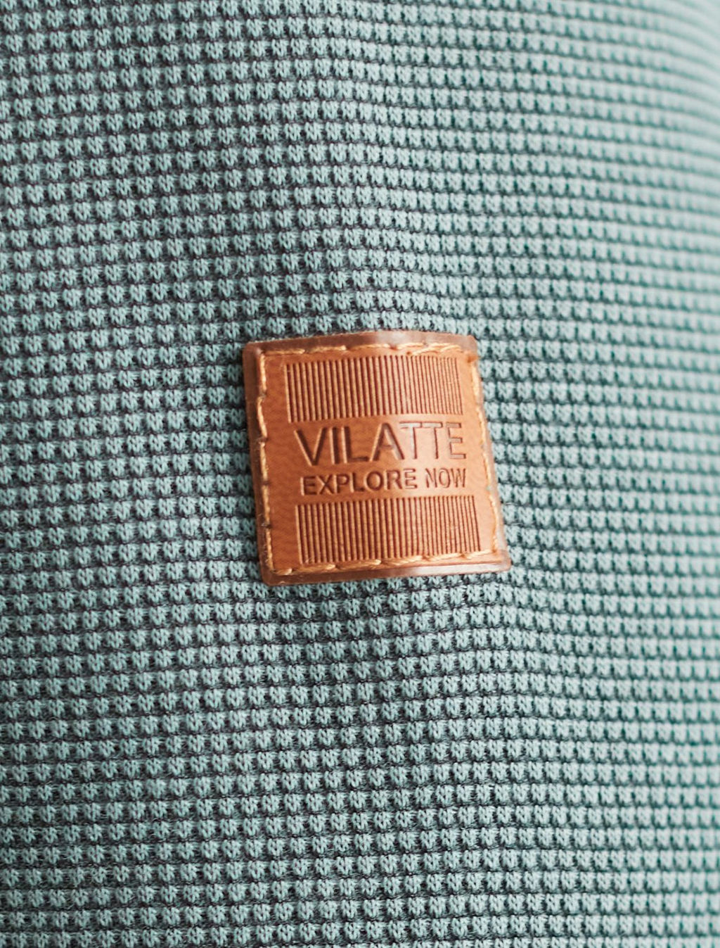 Лонгслив из фактурного трикотажа с плетеным воротником поло с застежкой на пуговицы - Vilatte фото 2