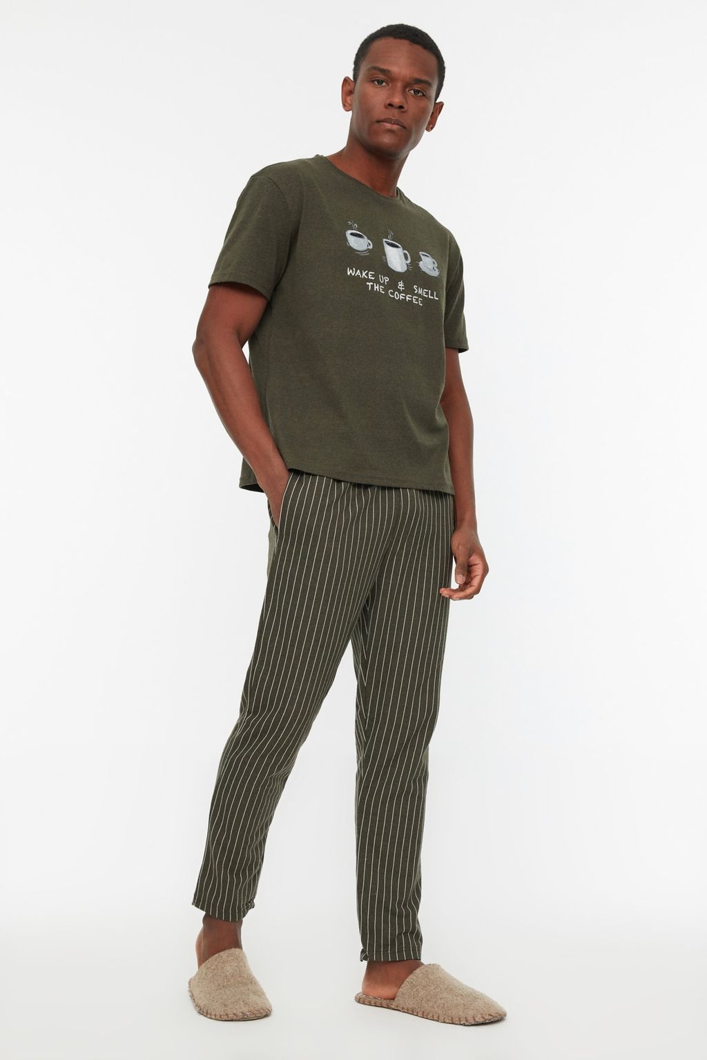 TRENDYOL MAN Haki Regular Fit Bask?l? Pijama Tak?m? THMAW21PT0833