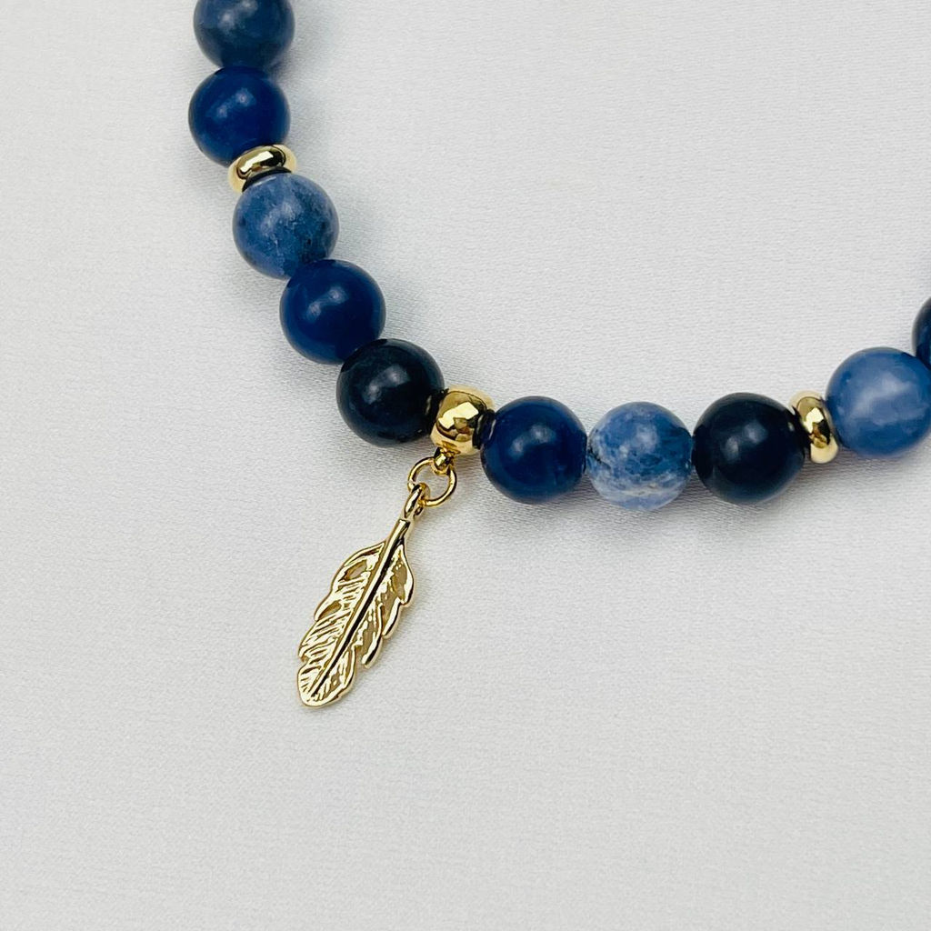 Браслет из Содалита с подвеской "Перо" 17 см