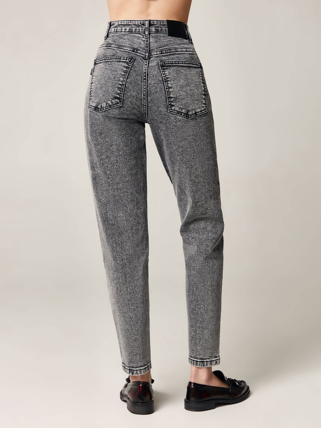 CONTE CON-484 Джинсы mom из плотного денима с вытачками по карманам acid grey