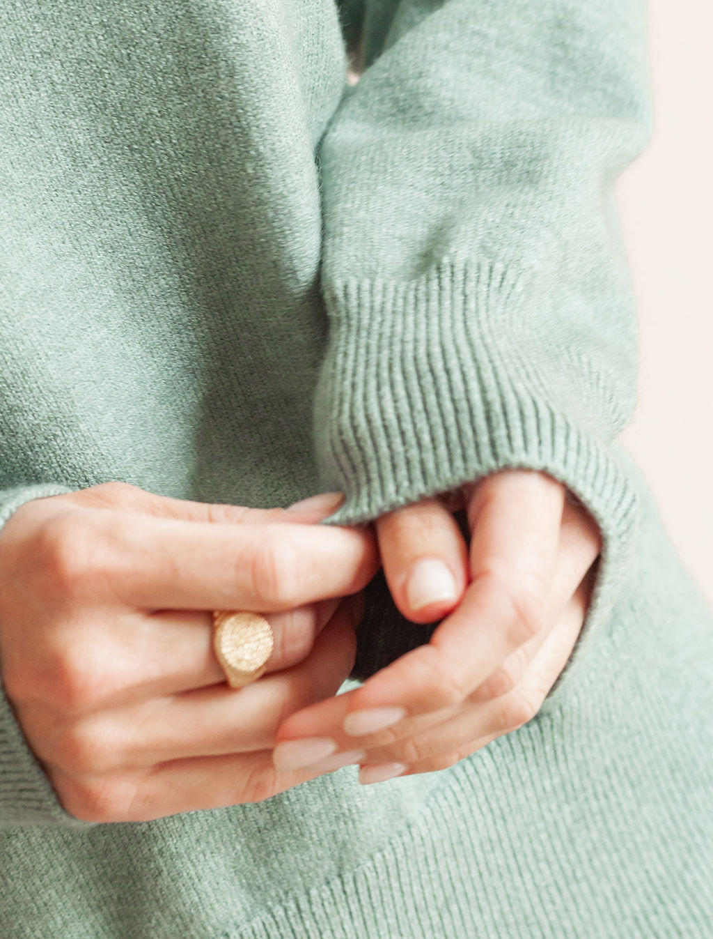 Свитер Vilatte D34.206 из пряжи с кашемиром светло-оливковый меланж  фото 7