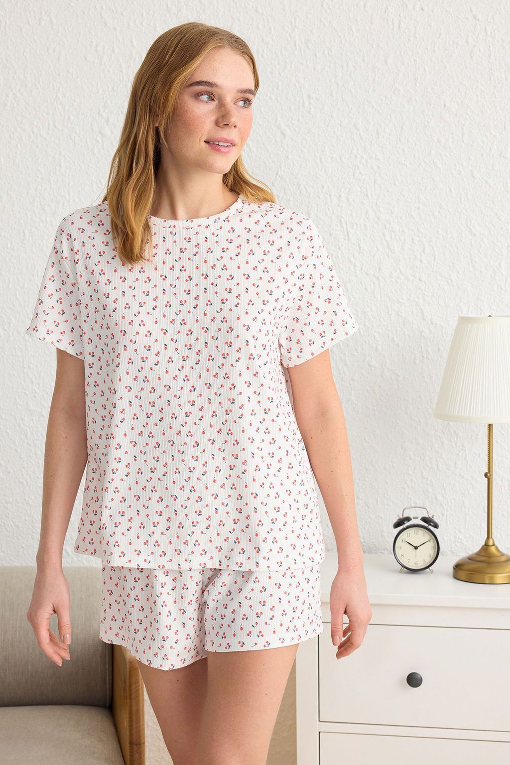 Trendyolmilla Beyaz Kiraz Desenli Dokulu Burumcuk Sortlu Orme Pijama Tak?m? THMSS25PT00075