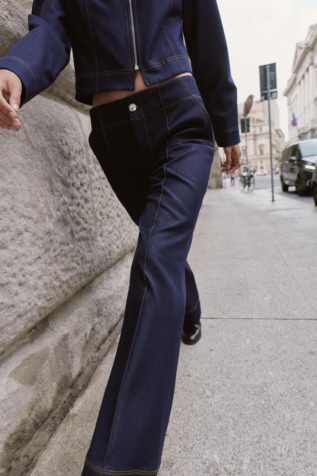 BOOTCUT TROUSERS WITH CONTRAST TOPSTITCHING - Zara фото 5