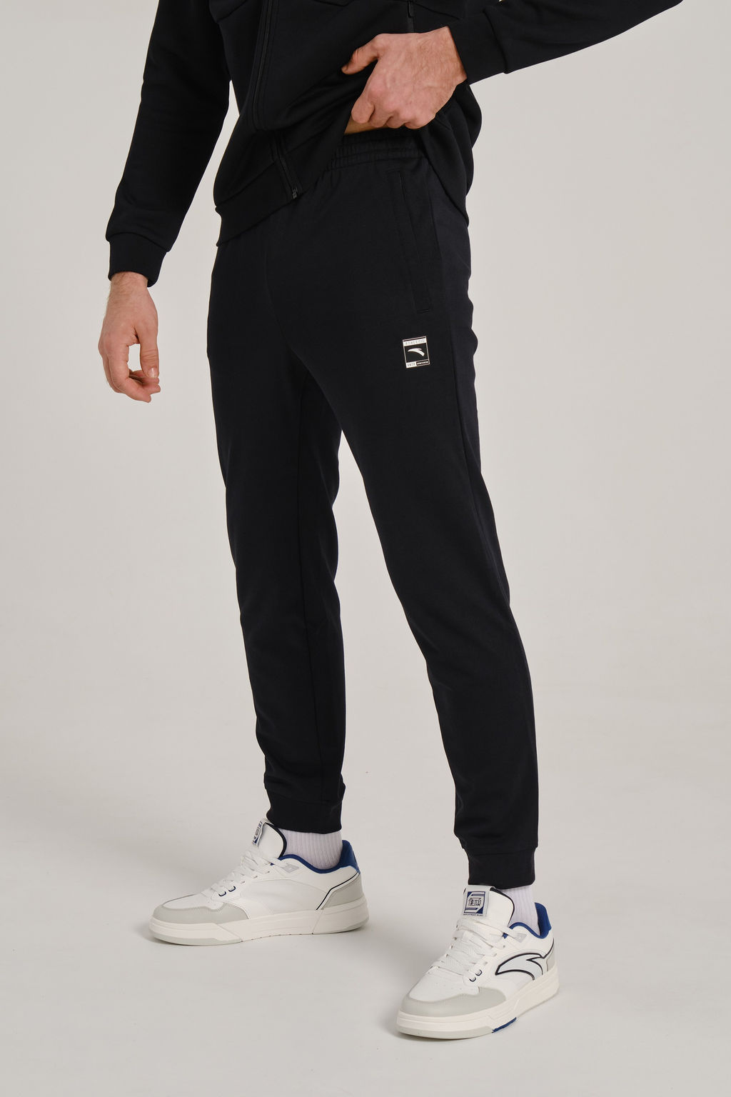 Брюки трикотажные Черный TRN ESSENTIAL Knit Track Pants - Anta фото 3