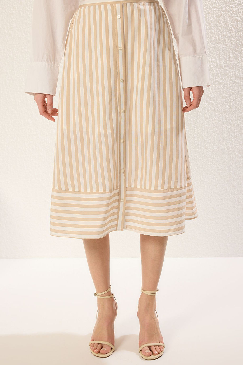 TRENDYOLMILLA Bej Onden Dugme DEtayl? Cizgili A-Line Midi Boy Dokuma Etek TWOSS25ET00079 фото 5