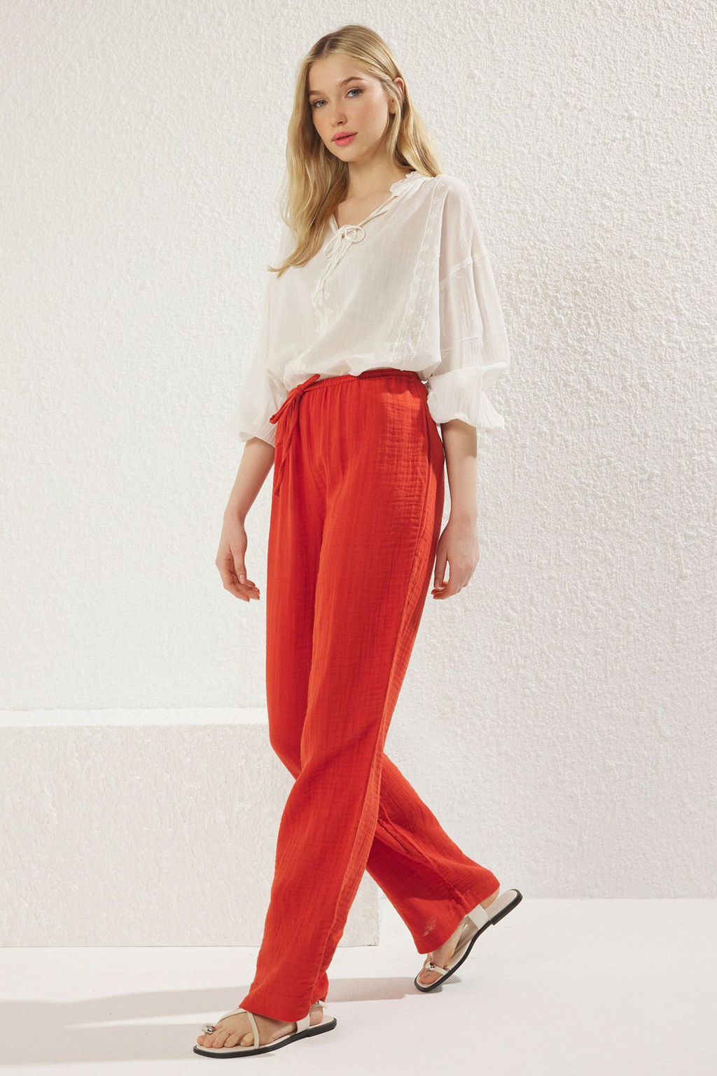 TRENDYOLMILLA Koyu K?rm?z? Muslin Beli Lastikli Yuksek Bel Wide Leg/Genis Paca Dokuma Pantolon TWOSS25PL00067 фото 6