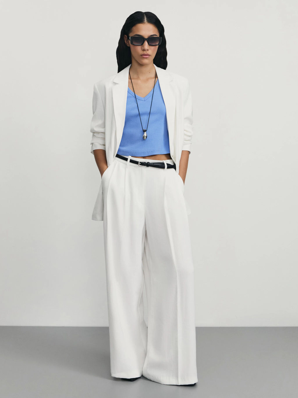 Укороченный топ в рубчик с V-образным вырезом / Zarina  фото 3