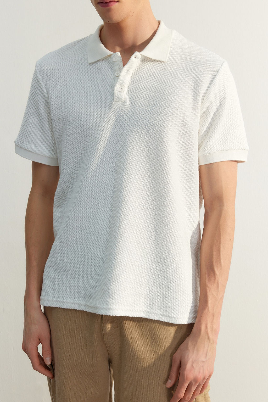 TRENDYOL MAN Beyaz Regular/Normal Kesim K?sa Kol Dokulu Dugmeli Polo Yaka T-shirt TMNSS23PO00018 - Trendyolmilla фото 13