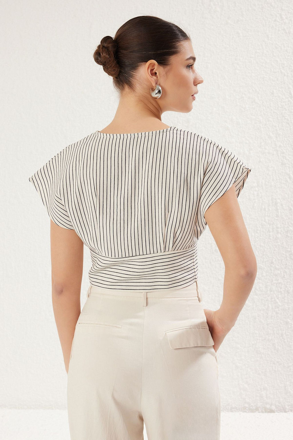 TRENDYOLMILLA Beyaz Keten Gorunumlu K?sa Kollu Crop Boy Dokuma Gomlek TWOSS25GO00035 фото 5