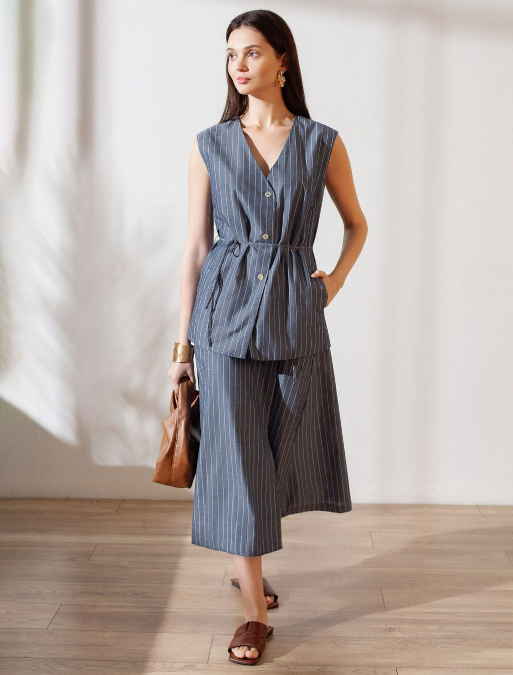 Удлиненный костюмный жилет в полоску с поясом из легкого хлопкового поплина - Vilatte фото 5