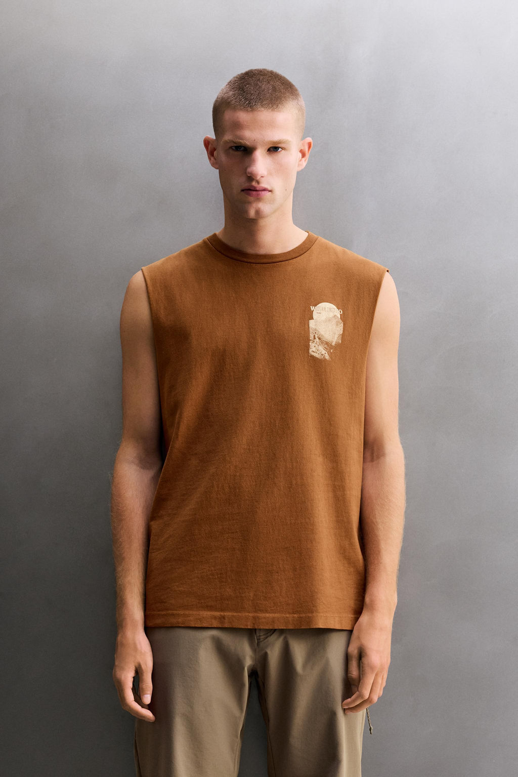 CAMISETA TANK ESTAMPADO CONTRASTE / Ocre