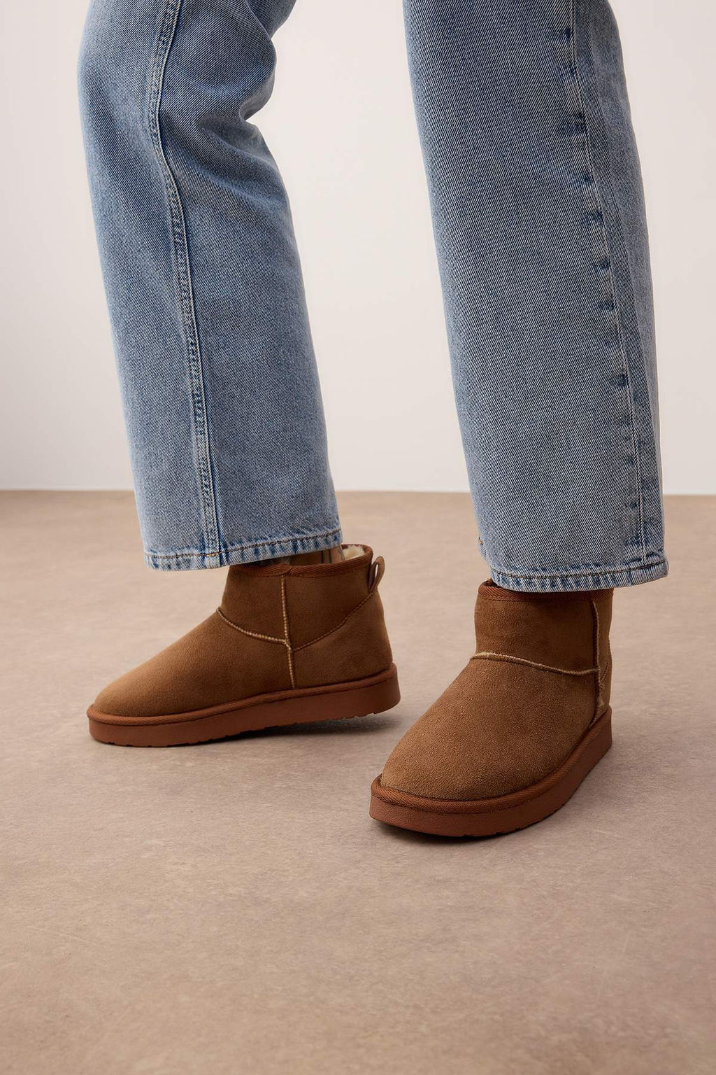 Taba Ici Kurklu Yuvarlak Burun Duz Flatform Topuklu Kad?n Bot TAKAW26BO00001