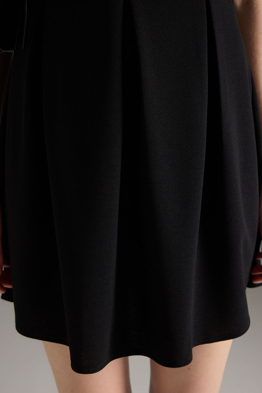 Trendyolmilla Siyah Ask?l? V Yaka Skater/Belden Oturmal? Peplum/Godeli Mini Orme Elbise TWOSS25EL00793  фото 3