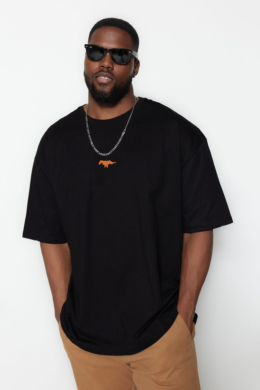 TRENDYOL MAN Buyuk Beden Siyah Oversize/Genis Kesim %100 Pamuklu Dinozor Nak?sl? T-Shirt TMNSS24BF00013
