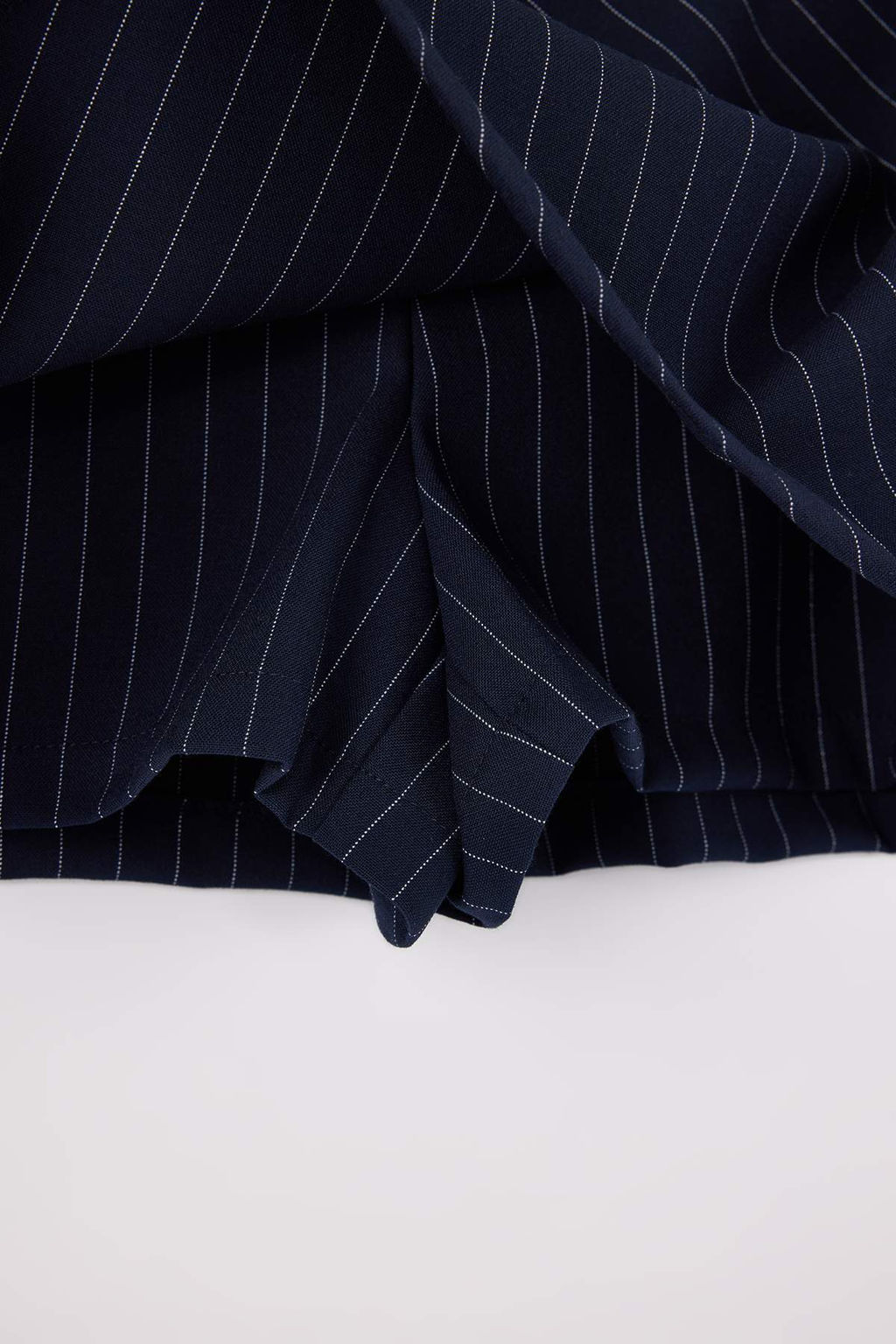 Lacivert Verev Cizgili Kemerli Mini Sort Etek Sort & Bermuda TWOSS26SR00018 - Trendyolmilla фото 2