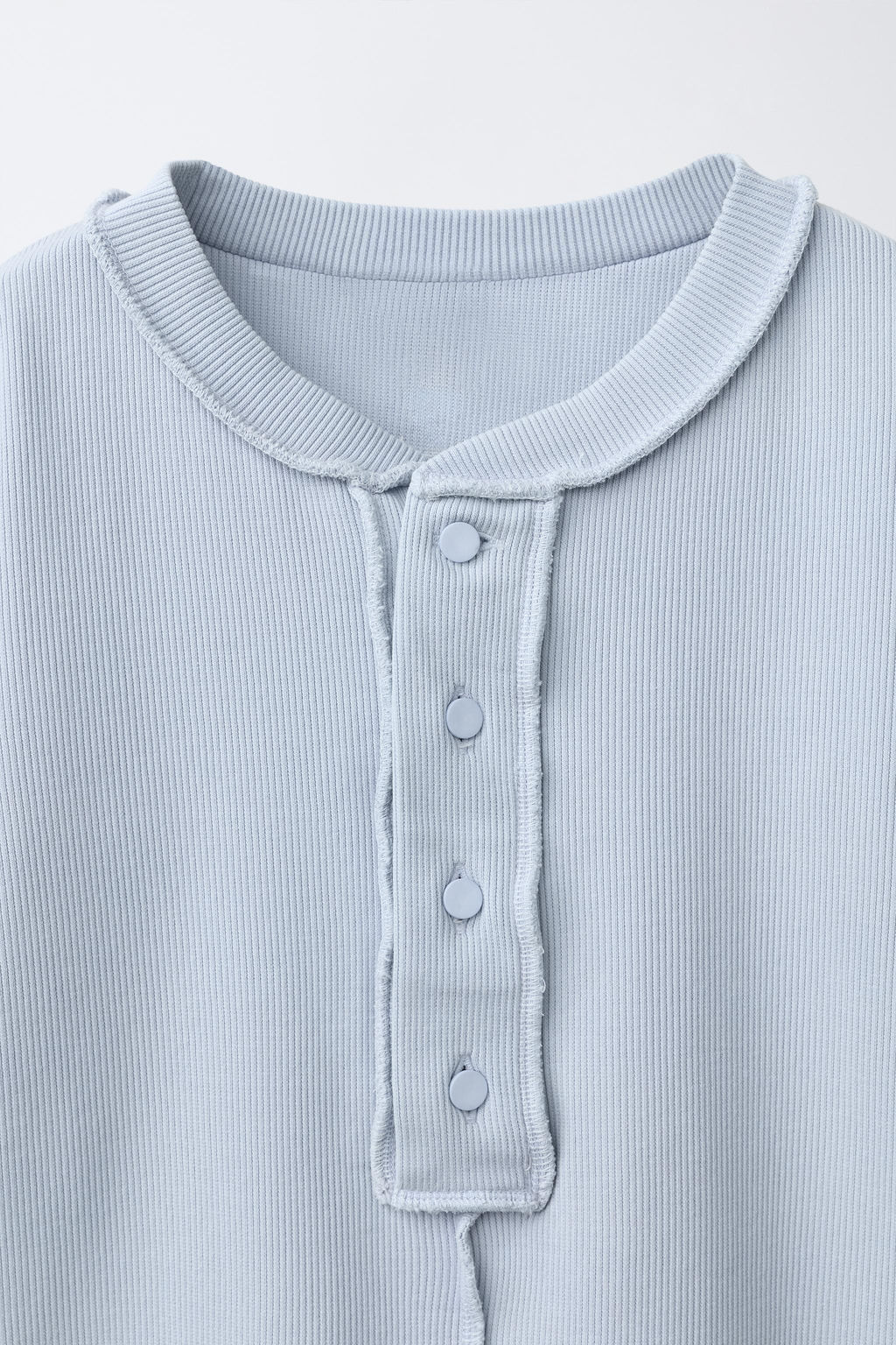 CAMISETA OVERLOCK BOTONES / Azul claro - Zara фото 4