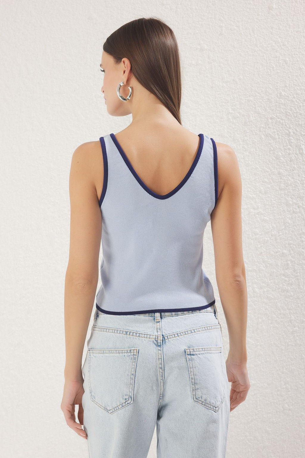 Mavi Crop V Yaka Renk Bloklu Ince Bluz TWOSS25BZ00299