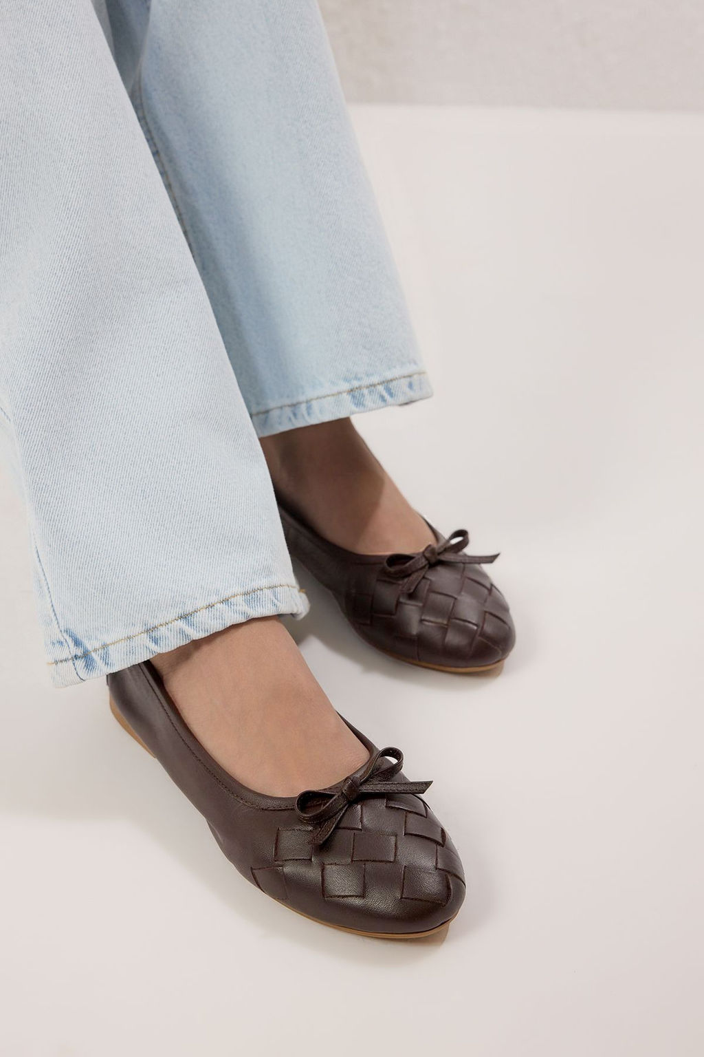 Trendyolmilla Shoes Koyu Kahverengi Hakiki Deri Fiyonk Detayl? Badem Burun Kad?n Babet TAKSS25BE00031