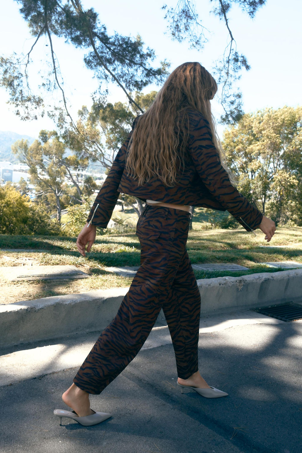ANIMAL PRINT BARREL TROUSERS - Zara фото 2