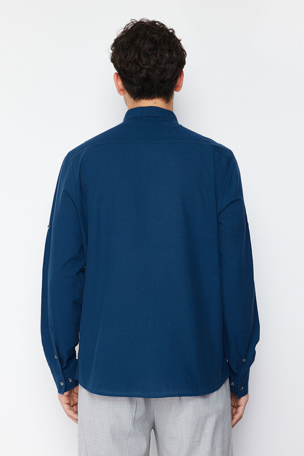 Indigo Dugmeli Yaka Apoletli Slim Fit Uzun Kollu %100 Pamuklu Keten Gorunumlu Gomlek TMNSS20GO0189