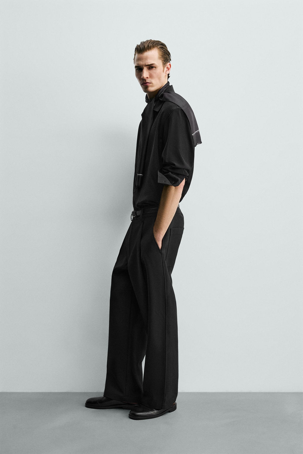 Рубашка Relaxed Fit флюидная черная