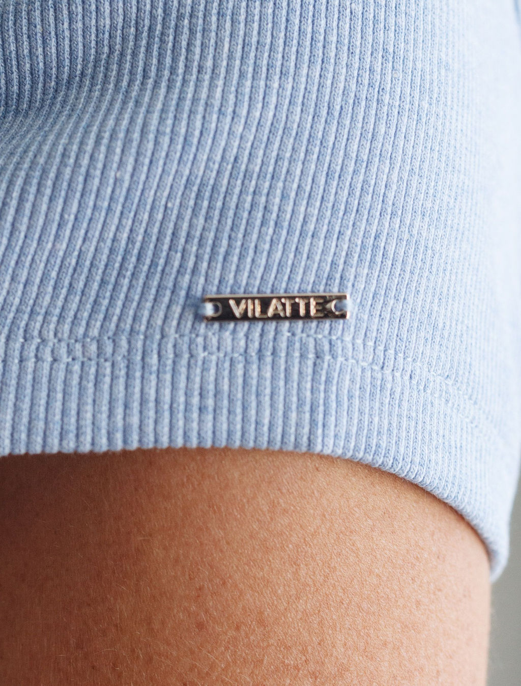 Футболка из плотного трикотажа в рубчик с V-образным вырезом