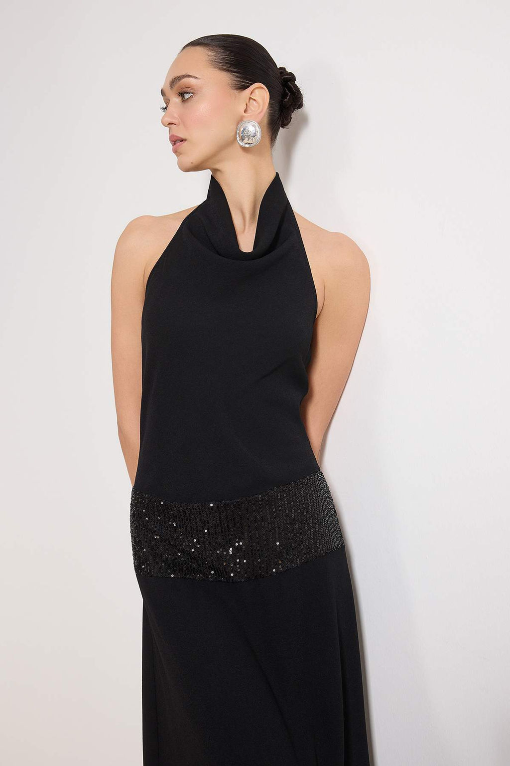 Siyah Duz Bel Payet Detayl? S?rt Dekolteli Maxi Abiye & Mezuniyet Elbisesi TPRSS26AE00020 - Trendyolmilla фото 2