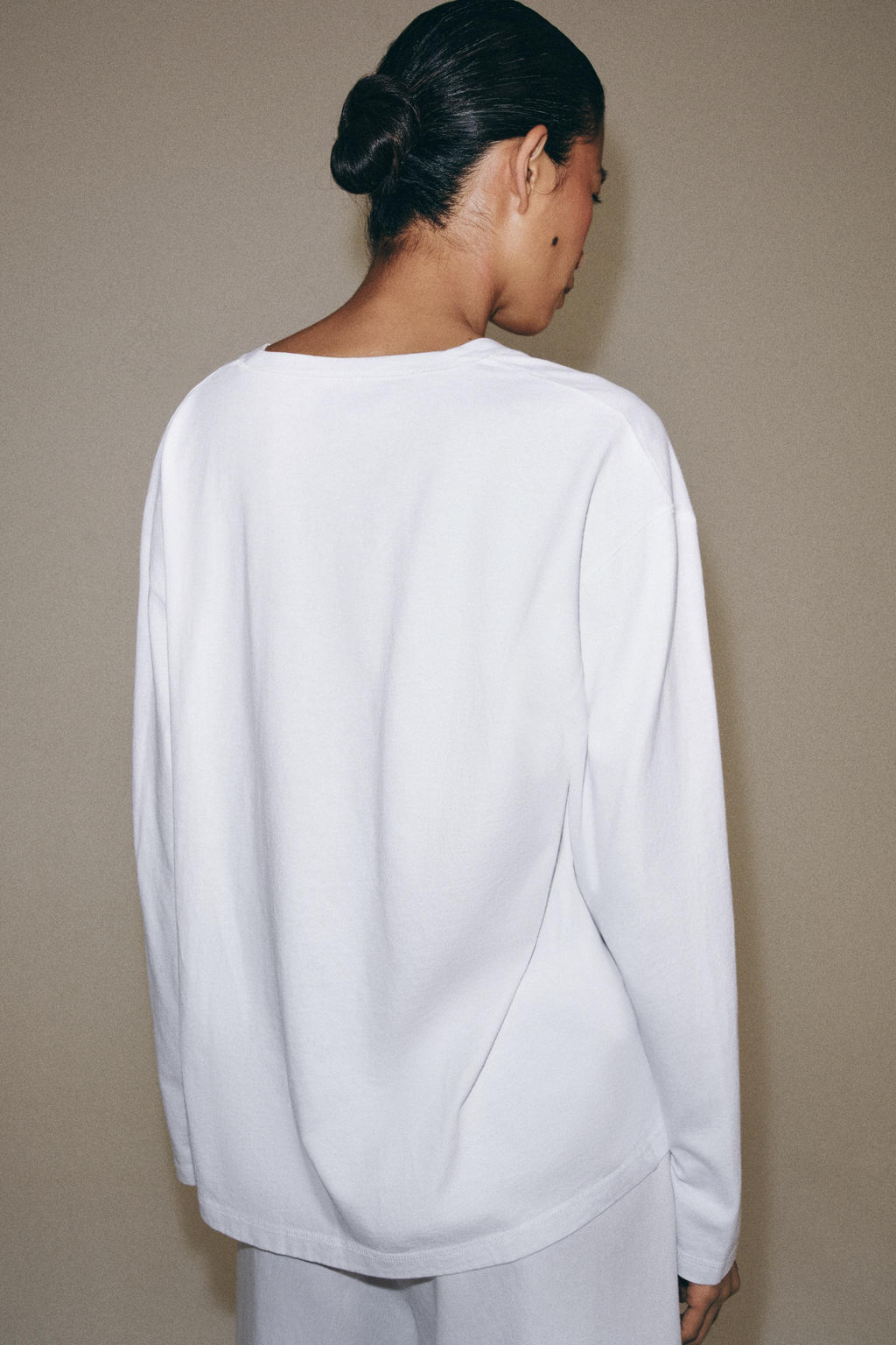 CAMISETA ESCOTE PICO ALGOD?N / Blanco - Zara фото 3