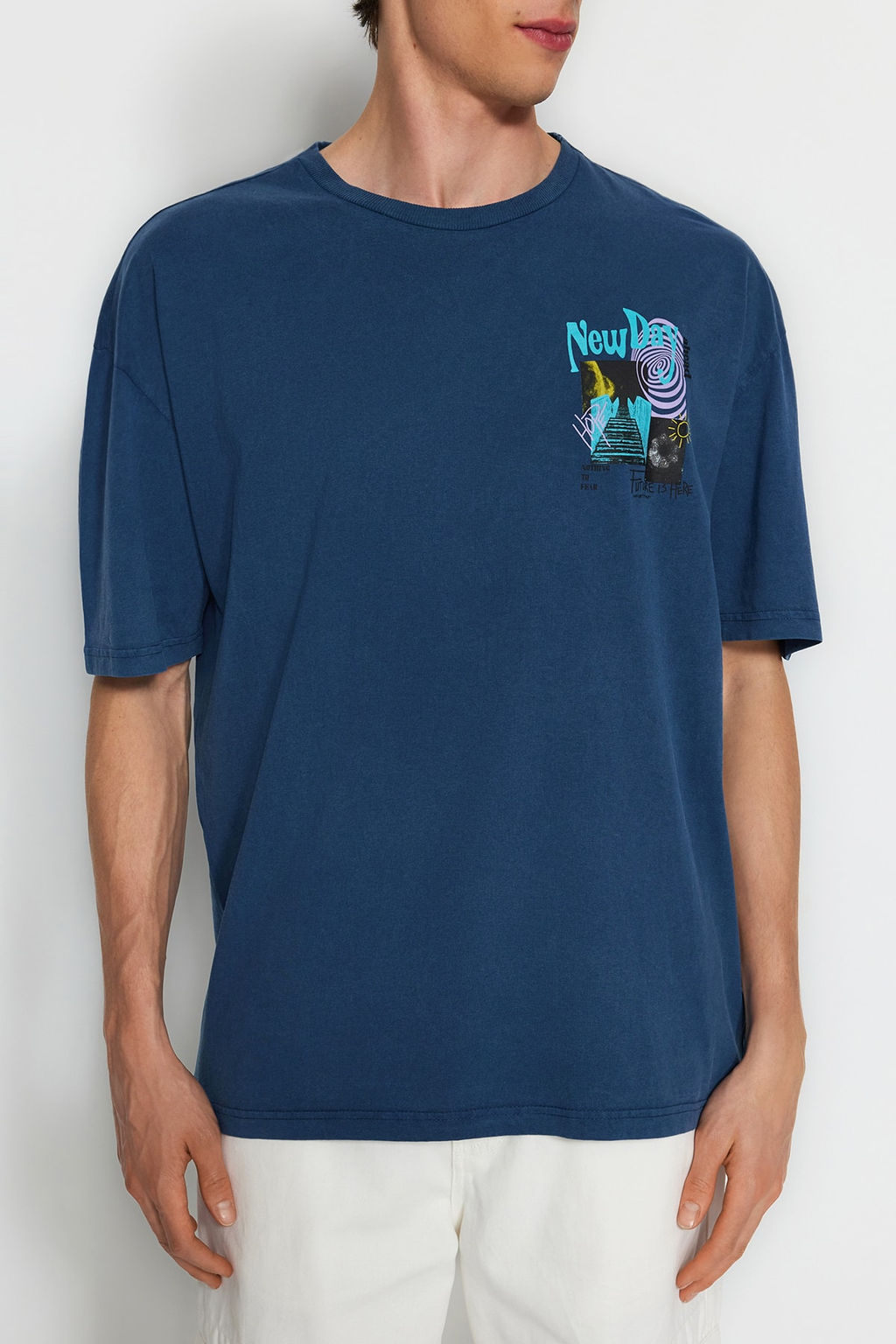 TRENDYOL MAN Indigo Oversize/Genis Kesim Eskitme/Soluk Efekt Mistik Bask?l? %100 Pamuklu T-Shirt TMNSS22TS0838 - Trendyolmilla фото 4