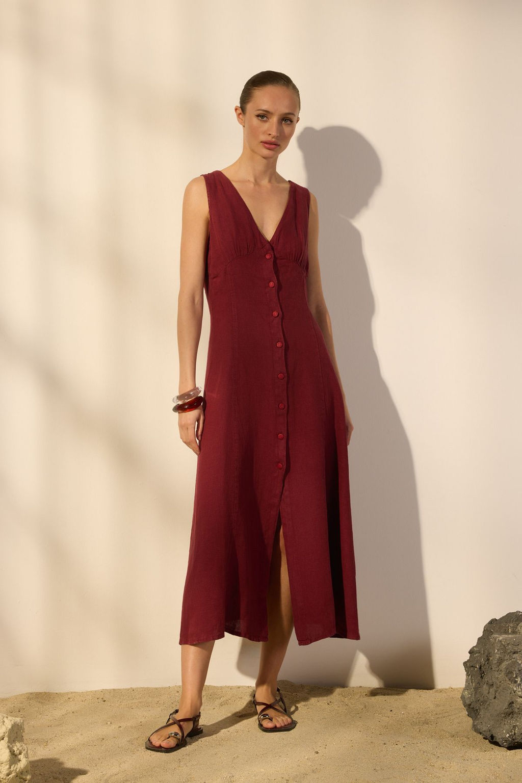 Trendyolmilla Bordo %100 Keten Midi Dugme Detayl? V Yaka Elbise TWOSS25EL00635