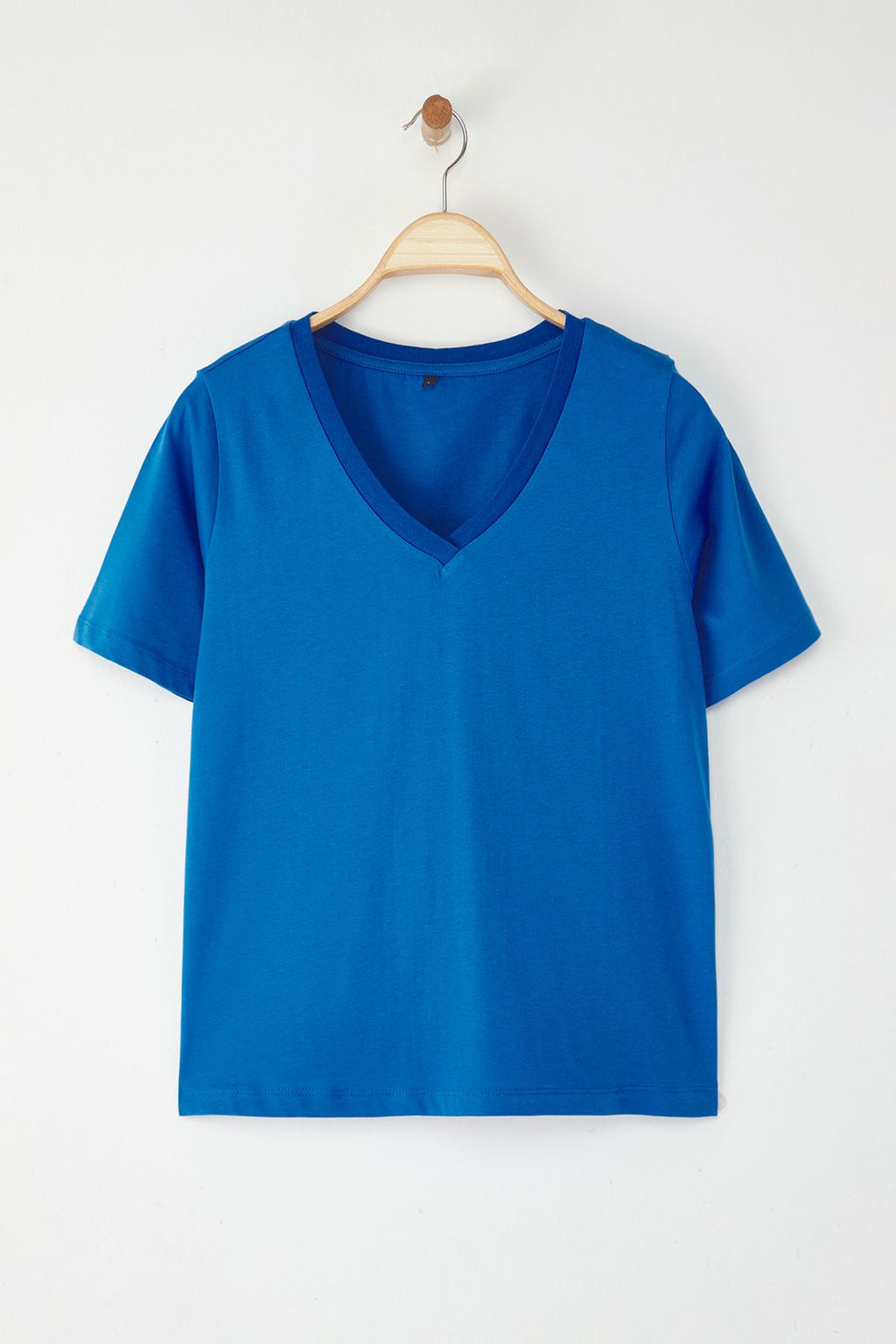 TRENDYOLMILLA Beyaz %100 Pamuk Basic V Yaka Orme T-Shirt TWOSS23TS00001  фото 9