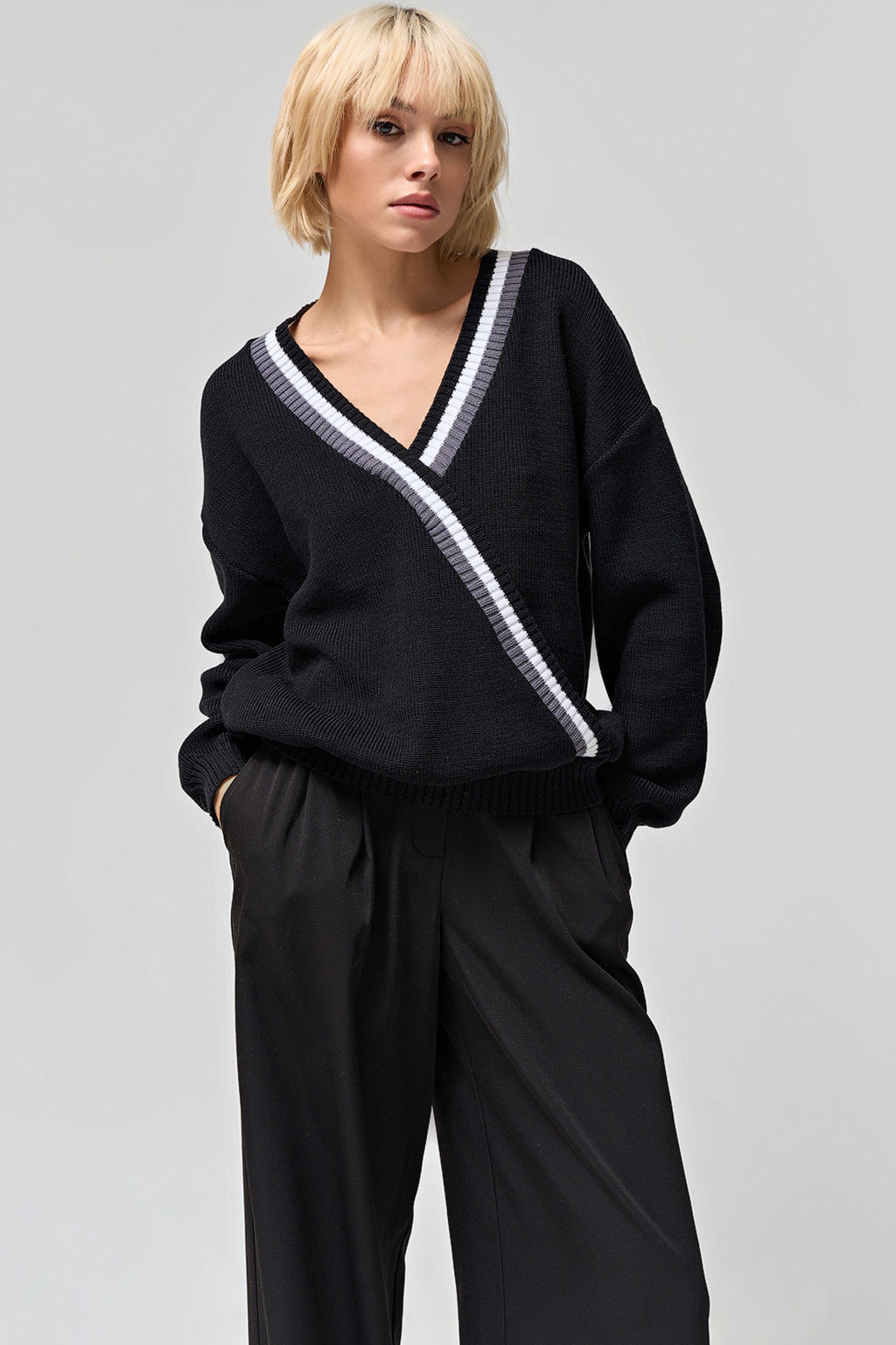 Пуловер вязаный оверсайз со спущенным плечом из хлопка меланж черный