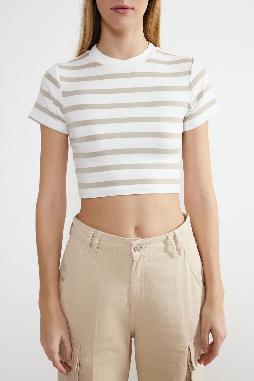 Trendyolmilla Premium Tas Ekru Cizgili Viskoz/Yumusak Kumas Crop Bisiklet Yaka Esnek Orme Bluz TWOSS23BZ00198 фото 13
