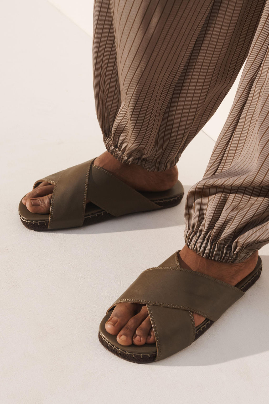 SANDALIA CRUZADA PIEL / Verde - Zara фото 2